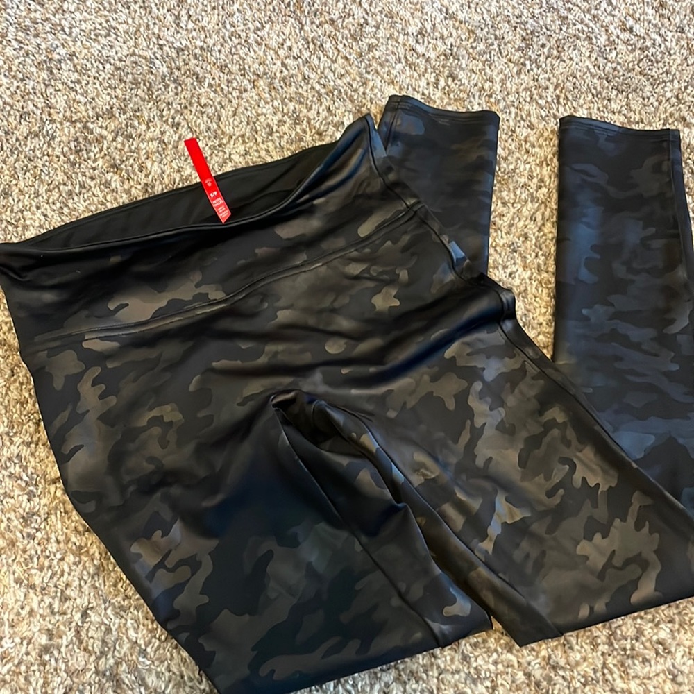 Spanx sz small petite, black camo sheen